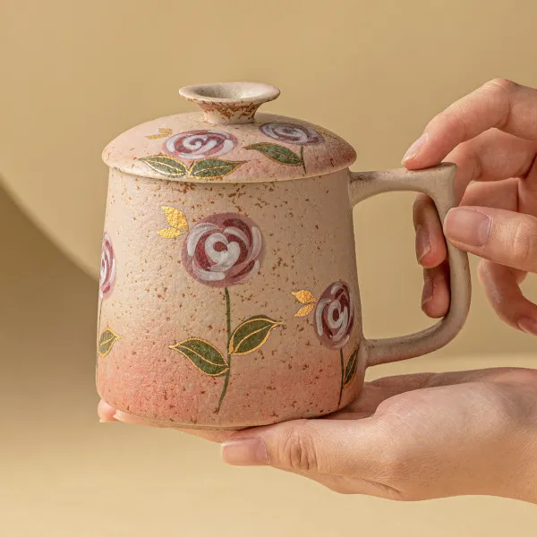 Blue and white porcelain firestone red hand-painted gold-trimmed rose mug